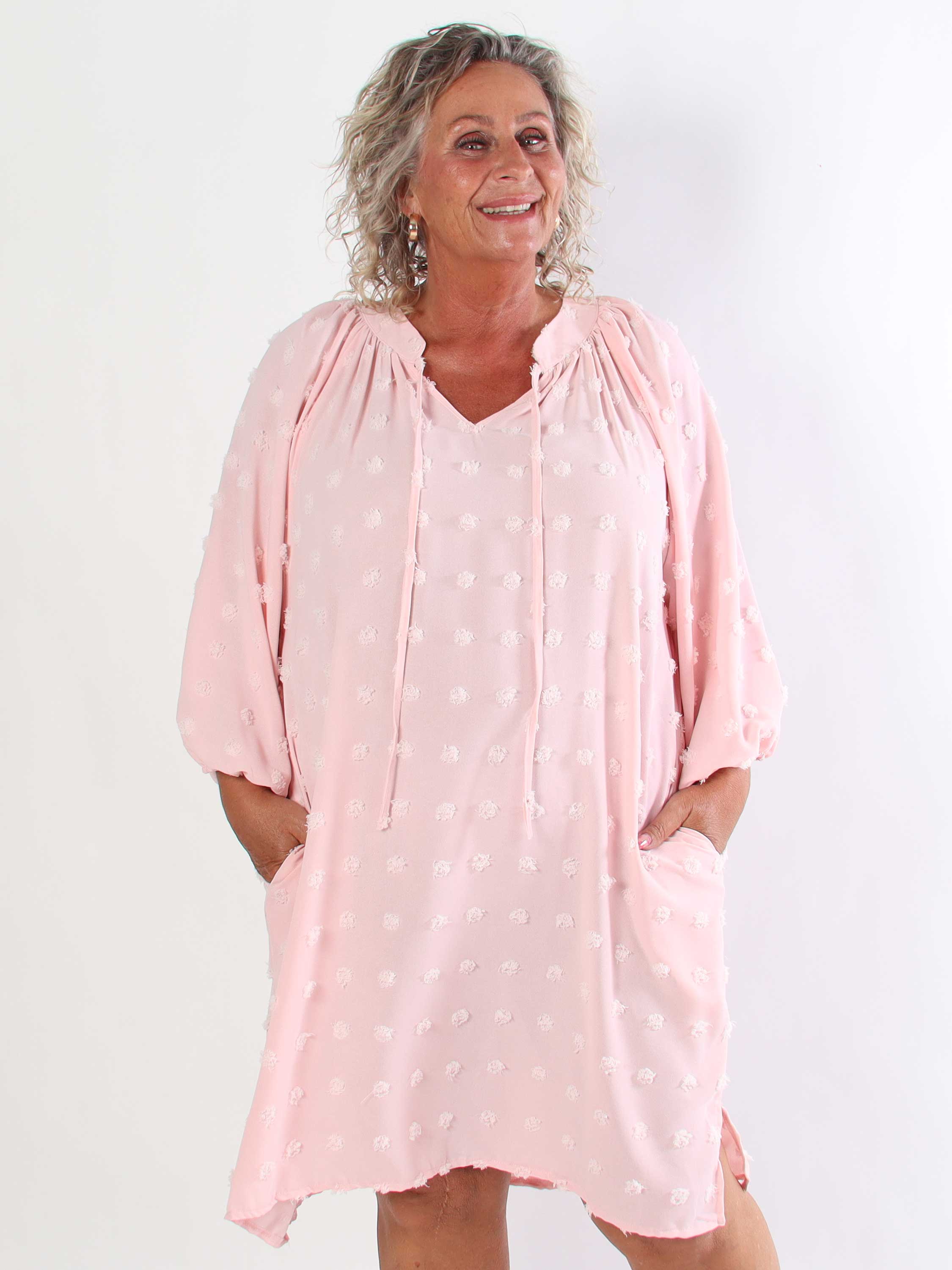 Amidala Romantic - Plus size klänning i viskos med vackra ballongärmar och prickiga detaljer